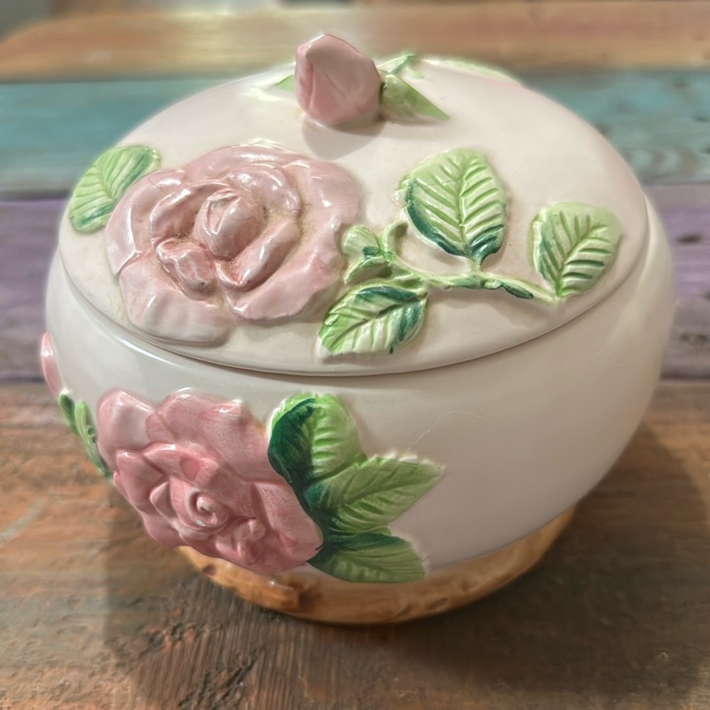 Beautiful vintage piece with lid